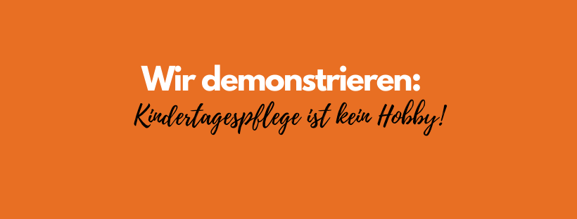 Kindertagespflegepersonen, Eltern, Kinder und Unterstützerinnen demonstrieren friedlich für bessere Rahmenbedingungen - Kindertagespflege ist kein Hobby